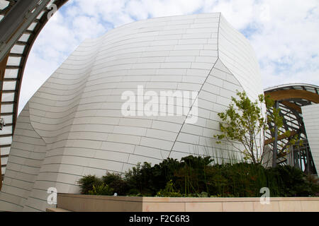 PARIS - 29 AUGUST: Blick auf die Stiftung Louis Vuitton in Paris, Frankreich am 29. August 2015 Stockfoto