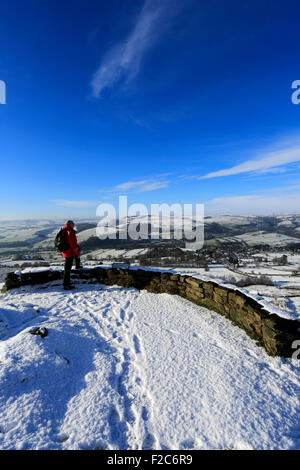 Winterschnee, erwachsenen männlichen Walker auf Baslow Rand, Peak District National Park, Derbyshire, England, UK Stockfoto