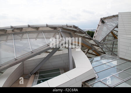 PARIS - 29 AUGUST: Blick auf die Stiftung Louis Vuitton in Paris, Frankreich am 29. August 2015 Stockfoto