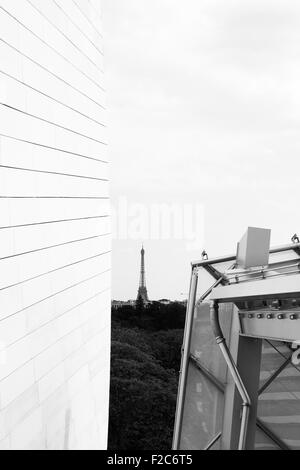 PARIS - 29 AUGUST: Blick auf die Stiftung Louis Vuitton in Paris, Frankreich am 29. August 2015 Stockfoto