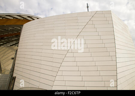 PARIS - 29 AUGUST: Blick auf die Stiftung Louis Vuitton in Paris, Frankreich am 29. August 2015 Stockfoto