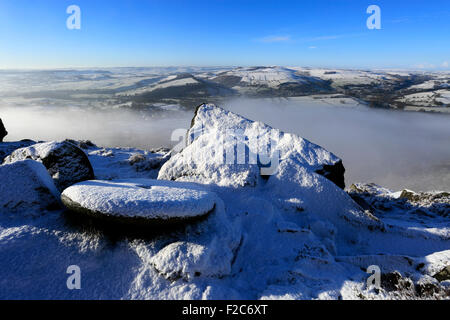 Januar, Schnee und Nebel über Curbar Tal; Derbyshire County; Peak District National Park; England; UK Stockfoto