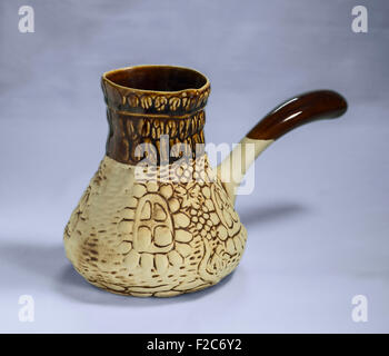 Braune Tonkaffeekanne mit Griff Stockfoto