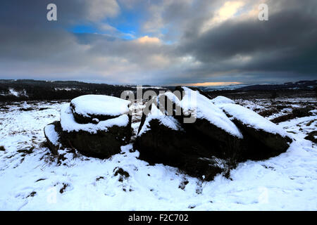 Januar, Winterschnee anzeigen, Gritstone Felsen auf Lawrence Feld, Grindleford Dorf, Derbyshire County; Peak District National Stockfoto