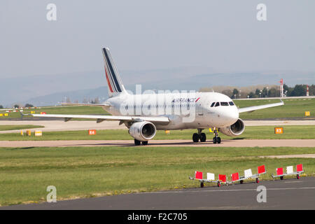 Air France Airbus A320 Passagier Flugzeug des Rollens auf Manchester Airport Taxiway. Stockfoto