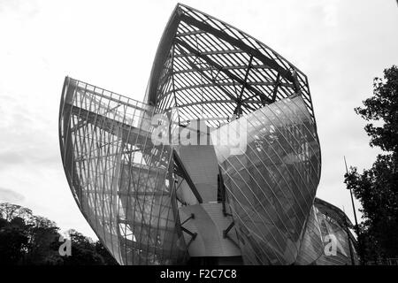 PARIS - 29 AUGUST: Blick auf die Stiftung Louis Vuitton in Paris, Frankreich am 29. August 2015 Stockfoto