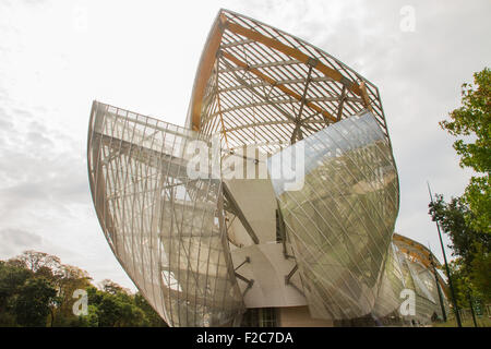 PARIS - 29 AUGUST: Blick auf die Stiftung Louis Vuitton in Paris, Frankreich am 29. August 2015 Stockfoto