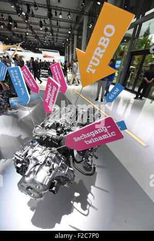 Frankfurt am Main, Deutschland. 16. Sep, 2015. Der Turbo-Motor von einem Smart ist auf dem Display auf der Internationalen Automobilausstellung IAA in Frankfurt/Main, 16. September 2015. Rund 1.000 Aussteller aus 40 Ländern präsentieren ihre neuesten Produkte auf der weltweit führenden motor Show, die vom 17. bis 27. September 2015 läuft. Bildnachweis: Dpa picture Alliance/Alamy Live News Stockfoto