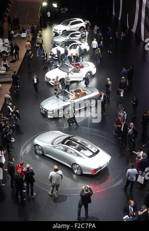 Frankfurt am Main, Deutschland. 16. Sep, 2015. Blick auf die Mercedes-Benz-Ausstellung stehen auf der Internationalen Automobilausstellung IAA in Frankfurt/Main, 16. September 2015. Rund 1.000 Aussteller aus 40 Ländern präsentieren ihre neuesten Produkte auf der weltweit führenden motor Show, die vom 17. bis 27. September 2015 läuft. Bildnachweis: Dpa picture Alliance/Alamy Live News Stockfoto