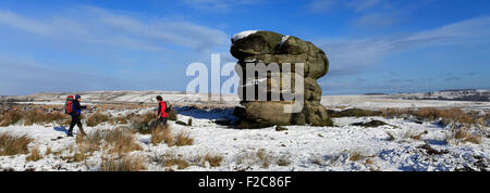 Januar, Winterschnee, der Adler Stein am Baslow Rand; Derbyshire County; Peak District National Park; England; UK Stockfoto