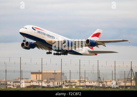 Eine British Airways-Airbus A380 startet am Flughafen London Heathrow (LHR / EGLL). Stockfoto