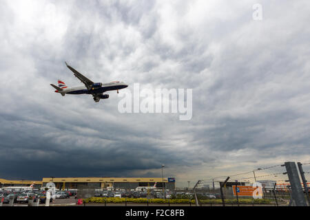 Eine British Airways Airbus A320 landet auf Runway 27R am Londoner Flughafen Heathrow (LHR / EGLL). Stockfoto