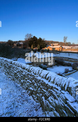 Januar Winterschnee, Cottages im Dorf Edensor; Chatsworth Anwesen, Derbyshire; Peak District National Park; England; UK Stockfoto