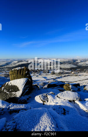 Januar, Schnee und Nebel über Curbar Tal; Derbyshire County; Peak District National Park; England; UK Stockfoto
