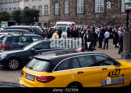 Kopenhagen, Dänemark. 16. September 2015. Taxis in Copenhagen Front des Parlaments an einer Protestkundgebung gegen den Internet-basierten private Transportunternehmen Uber aufgereiht. Sie forderten, dass Uber in Dänemark geschlossen. Bildnachweis: OJPHOTOS/Alamy Live-Nachrichten Stockfoto