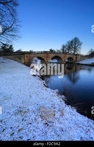 Winterschnee im Chatsworth House, Fluss Derwent, Haus des Herzogs von Devonshire, Peak District National Park, Derbyshire, England, UK Stockfoto