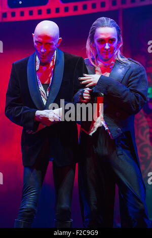 London, UK. 15. September 2015. Richard O'Brien mit einem Cast-Mitglied. Die Rocky Horror Show, geschrieben und starring Richard O'Brien, kehrt in die West End für eine Kleinserie im Playhouse Theatre von 11. September 2015. Die Rocky Horror Show Gala-Vorstellung am 17. September wird in ganz Großbritannien und Europa live ins Kino übertragen. Mit Richard O'Brien als Erzähler, David Bedella als Frank'n'Furter, Ben Forster als Brad, Haley Flaherty als Janet und Dominic Andersen als Rocky. Foto: Bettina Strenske Stockfoto