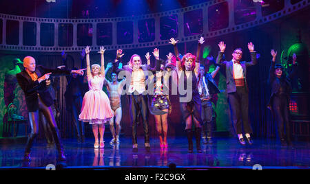 London, UK. 15. September 2015. Richard O'Brien, ganz links, schließt sich der Besetzung seines Musicals in den Time Warp-Tanz auf der Bühne. Die Rocky Horror Show, geschrieben und starring Richard O'Brien, kehrt in die West End für eine Kleinserie im Playhouse Theatre von 11. September 2015. Die Rocky Horror Show Gala-Vorstellung am 17. September wird in ganz Großbritannien und Europa live ins Kino übertragen. Mit Richard O'Brien als Erzähler, David Bedella als Frank'n'Furter, Ben Forster als Brad, Haley Flaherty als Janet und Dominic Andersen als Rocky. Foto: Bettina Strenske Stockfoto