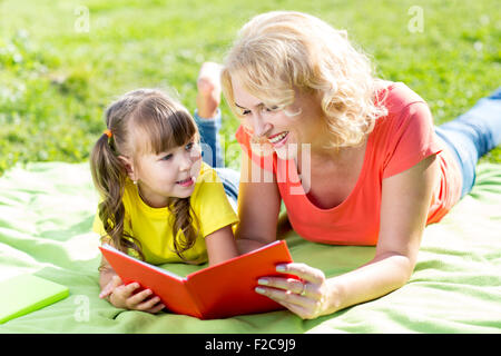 Mutter mit Tochter im Park Buch Stockfoto