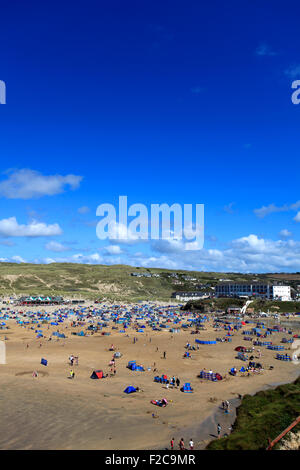 Blick auf den Surf-Strand, Perranporth Dorf; Cornwall Grafschaft; England; UK Stockfoto