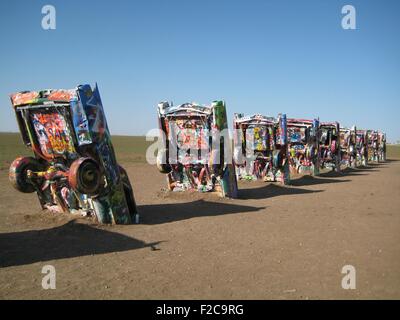 Die Cadillac Ranch entlang der alten US Route 66 verleiht die Graffiti gesprüht auf das Kunstwerk außerhalb Amarillo, Texas. Stockfoto