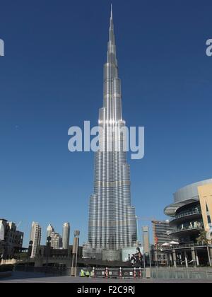 Der Burj Khalifa tower einen gigantische Wolkenkratzer in Dubai, Vereinigte Arabische Emirate. Es ist das höchste künstliche Gebilde in der Welt stehen 829,8 m (2.722 ft). Stockfoto