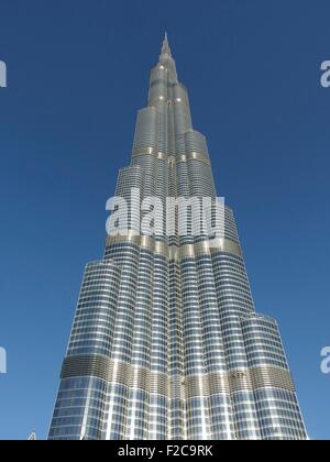 Der Burj Khalifa tower einen gigantische Wolkenkratzer in Dubai, Vereinigte Arabische Emirate. Es ist das höchste künstliche Gebilde in der Welt stehen 829,8 m (2.722 ft). Stockfoto