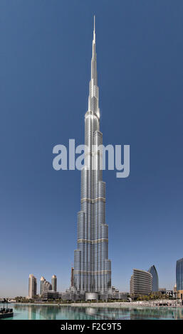 Der Burj Khalifa tower einen gigantische Wolkenkratzer in Dubai, Vereinigte Arabische Emirate. Es ist das höchste künstliche Gebilde in der Welt stehen 829,8 m (2.722 ft). Stockfoto