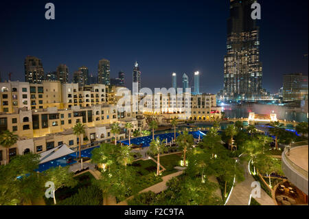 Der Burj Khalifa Tower und Entwicklung in der Nacht in Dubai, Vereinigte Arabische Emirate. Stockfoto