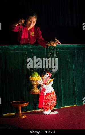 Burmesische traditionellen Puppentheater - Yangon, Myanmar Stockfoto