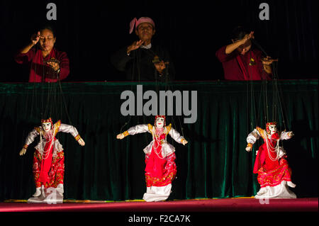 Burmesische traditionellen Puppentheater - Yangon, Myanmar Stockfoto