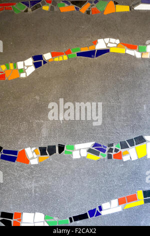 Farbe Mosaik Fliesen mit Stein Betonstütze vertikale Stockfoto