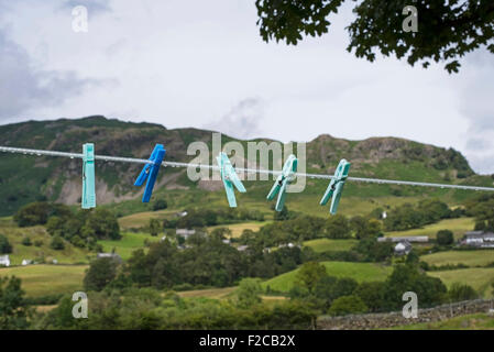 Fotografieren Sie Wäscheklammern auf Linie, wenig Langdale, Nationalpark Lake District, England, UK. Stockfoto
