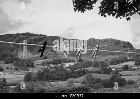 Schwarz / weiß Foto Wäscheklammern auf Linie, wenig Langdale, Nationalpark Lake District, England, UK. Stockfoto