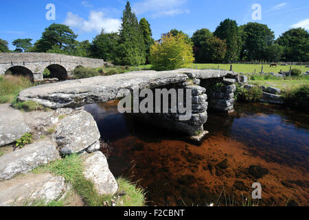 Sommer, alte Steinbrücke Klöppel, Postbridge Dorf; East Dart River; Dartmoor-Nationalpark; Devon; England; UK Stockfoto