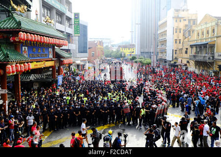 Kuala Lumpur, MALAYSIA. 16. Sep, 2015. Malaysische Polizei-Wache stehen außerhalb der beliebten Petaling Street in Chinatown in ein pro-Malay-Demonstration am 16. September 2015 in Kuala Lumpur. Malaysische Polizei feuerte Wasserwerfer, die Demonstranten während des Protestes. Bildnachweis: Kamal Sellehuddin/ZUMA Draht/Alamy Live-Nachrichten Stockfoto