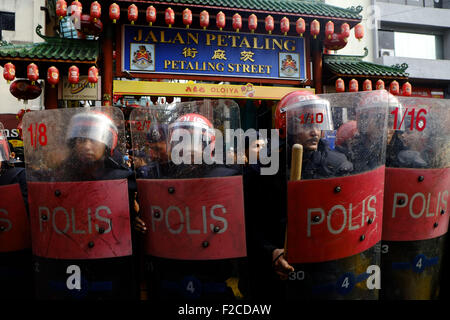 Kuala Lumpur, MALAYSIA. 16. Sep, 2015. Malaysische Polizei-Wache stehen außerhalb der beliebten Petaling Street in Chinatown in ein pro-Malay-Demonstration am 16. September 2015 in Kuala Lumpur. Malaysische Polizei feuerte Wasserwerfer, die Demonstranten während des Protestes Credit: Kamal Sellehuddin/ZUMA Draht/Alamy Live News Stockfoto