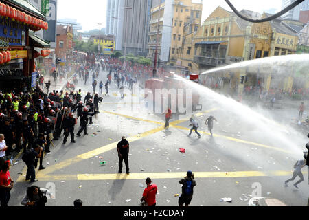 Kuala Lumpur, MALAYSIA. 16. Sep, 2015. Bereitschaftspolizei Feuer eine Wasserkanone, regierungsnahe "red Shirt" Demonstranten, wie sie versuchen, China Town während einer Demonstration in Kuala Lumpur, Malaysia, Mittwoch, 16. September 2015 geben. Die Rallye zunächst Malaien, vereinen und Zähler, die angeblich Chinesisch dominierten Bersih 4 Rallye am 29. August, und 30. genannt, aber hat da als eine Versammlung von Menschen ohne Berücksichtigung von gefördert wurden berücksichtigt ihre rassischen Hintergrund. Bildnachweis: Kamal Sellehuddin/ZUMA Draht/Alamy Live-Nachrichten Stockfoto