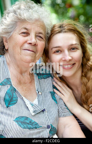 Familienbild der fröhliche junge Frau und ihre Großmutter Stockfoto