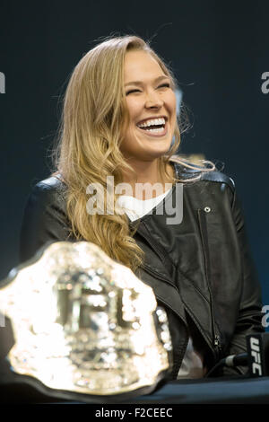 Melbourne, Australien. 16. September 2015. UFC-Champion im Bantamgewicht Ronda Rousey reagiert auf einer Pressekonferenz vor UFC 193 Etihad Stadium in Melbourne, Australien auf der 15. November 2015 stattfinden. UFC 193 als Headliner mit einem Kampf mit Kämpferinnen und wird voraussichtlich das größten live-Publikum in der Geschichte des Sports mit einer geschätzten Anwesenheit von 70.000 haben. Bildnachweis: Cal Sport Media/Alamy Live-Nachrichten Stockfoto