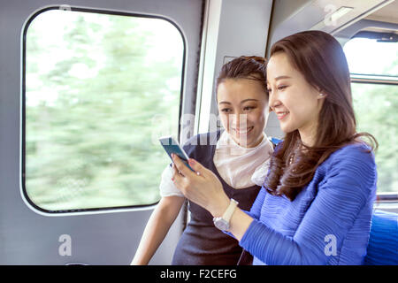 Geschäftsfrauen, die Reisen in Beijing International Airport Stockfoto