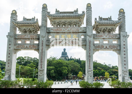 Eingangstor und Gang mit Tian Tin-Kloster und der Big Buddha im Ngong Ping Village auf Lantau Island, Hong Kong Stockfoto