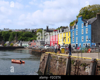 Buntes Dorf Tobermory zeigt den Kai und das Meer mit den Geschäften und Häusern auf der Insel Mull, Schottland, UK. Stockfoto