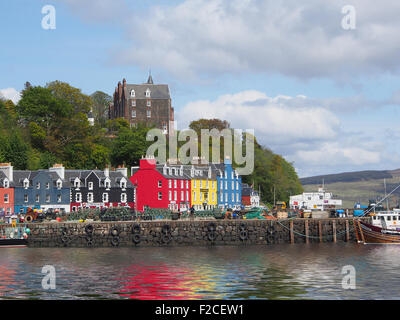 Buntes Dorf Tobermory zeigt Kai mit Hummer Töpfe und bunten Reflexionen auf der Insel Mull, Schottland, UK. Stockfoto