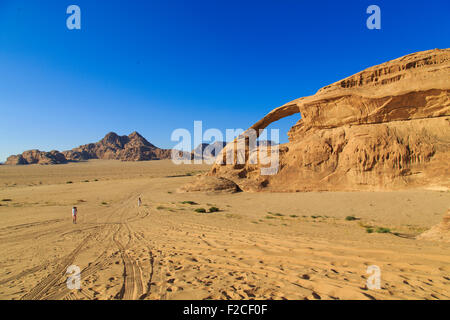 Natürlichen Bogen Felsformation in Wadi Rum, Jordanien Stockfoto