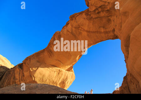 Natürlichen Bogen Felsformation in Wadi Rum, Jordanien Stockfoto