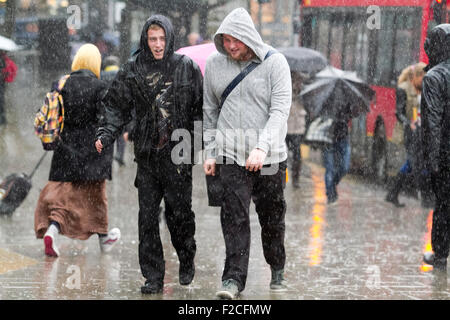 Wimbledon London UK. 16. September 2015. Fußgänger und Shopper sind gefangen in Starkregen Regengüsse im Stadtzentrum von Wimbledon auf einem nassen matschig Tag Credit: Amer Ghazzal/Alamy Live-Nachrichten Stockfoto