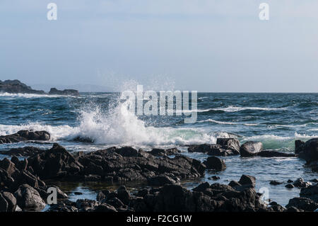 Wellen auf den Felsen am Briaghlann, Punkt der Ardnamurchan mit der Isle of Mull im Hintergrund, Schottland Stockfoto