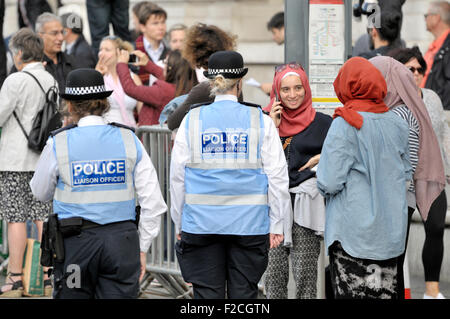 London, England, Vereinigtes Königreich. Überwachung der Flüchtlinge willkommen hier Rallye, 12. September 2015. Polizei Liaison Officers Wth muslimische Frauen Stockfoto