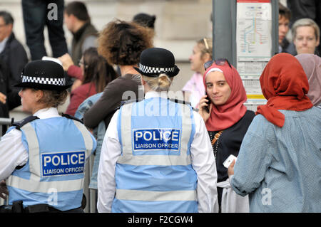 London, England, Vereinigtes Königreich. Überwachung der Flüchtlinge willkommen hier Rallye, 12. September 2015. Verbindungsbeamten der Polizei mit muslimischen Frauen Stockfoto